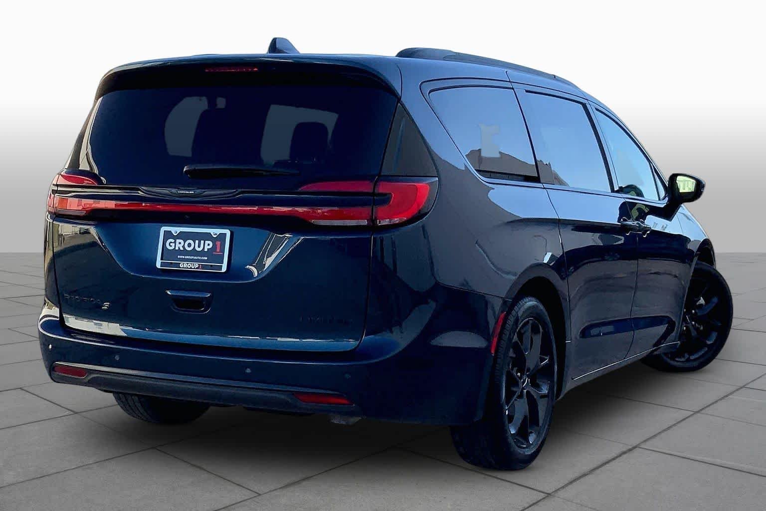 Used 2025 Fathom Blue Pearlcoat Chrysler Limited image 13