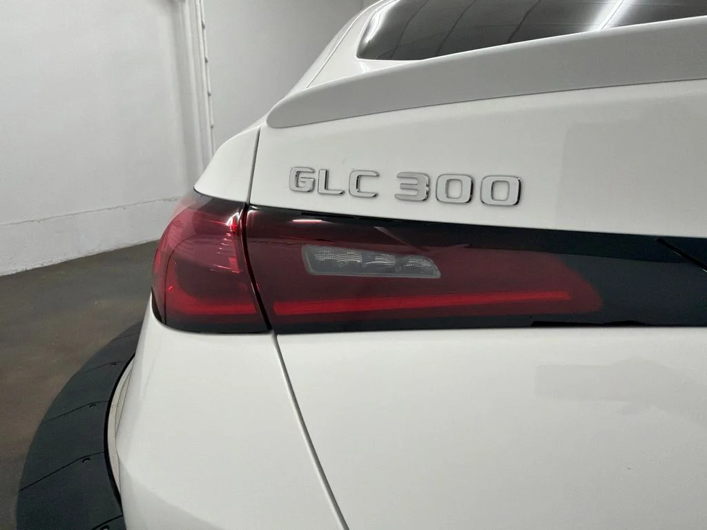 New 2027 White Mercedes-Benz GLC 300 image 11