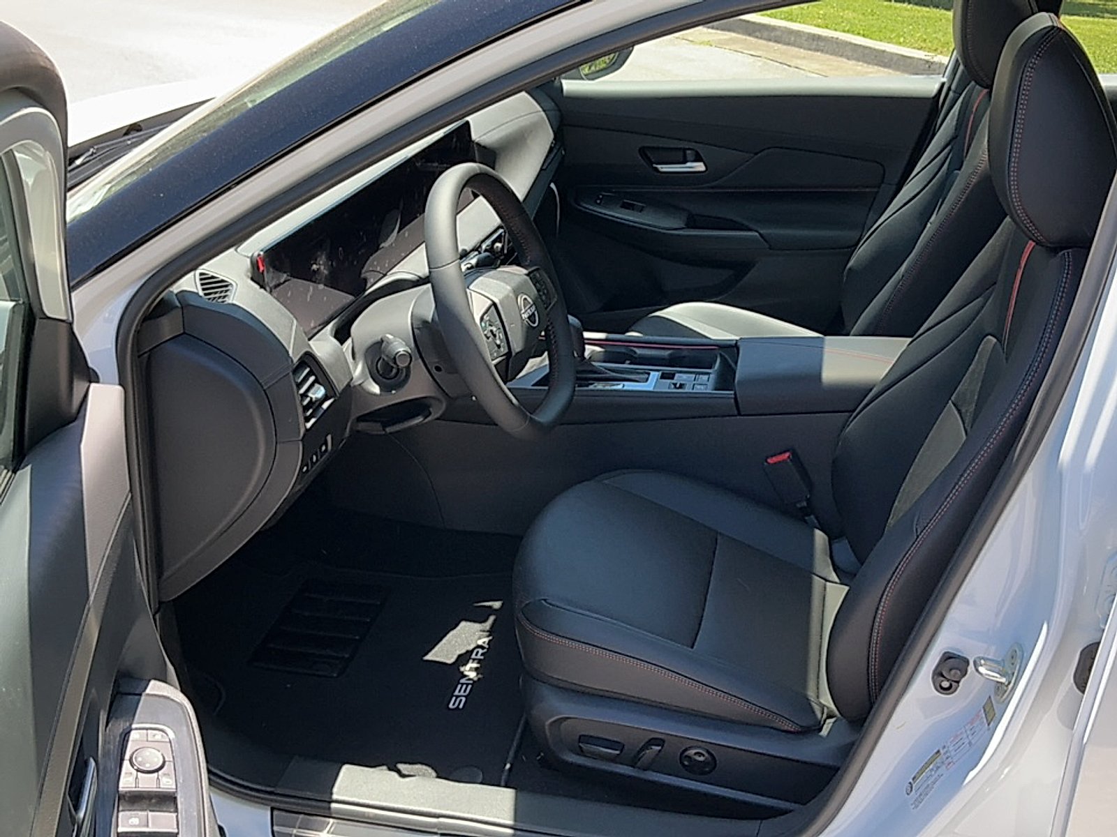 New 2026 Aspen White Tricoat/Super Black Nissan SR image 13