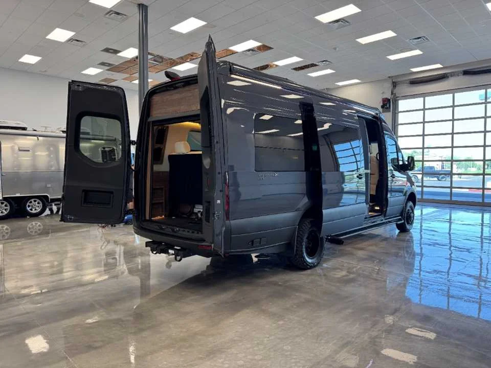 New 2027 TENORITE GREY PREMIUM METALLIC AIRSTREAM  image 12