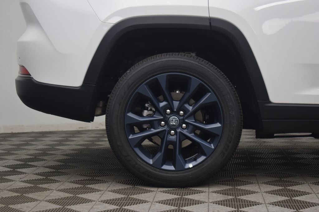 New 2026 Bright White Clear-Coat Exterior Paint Jeep  image 7