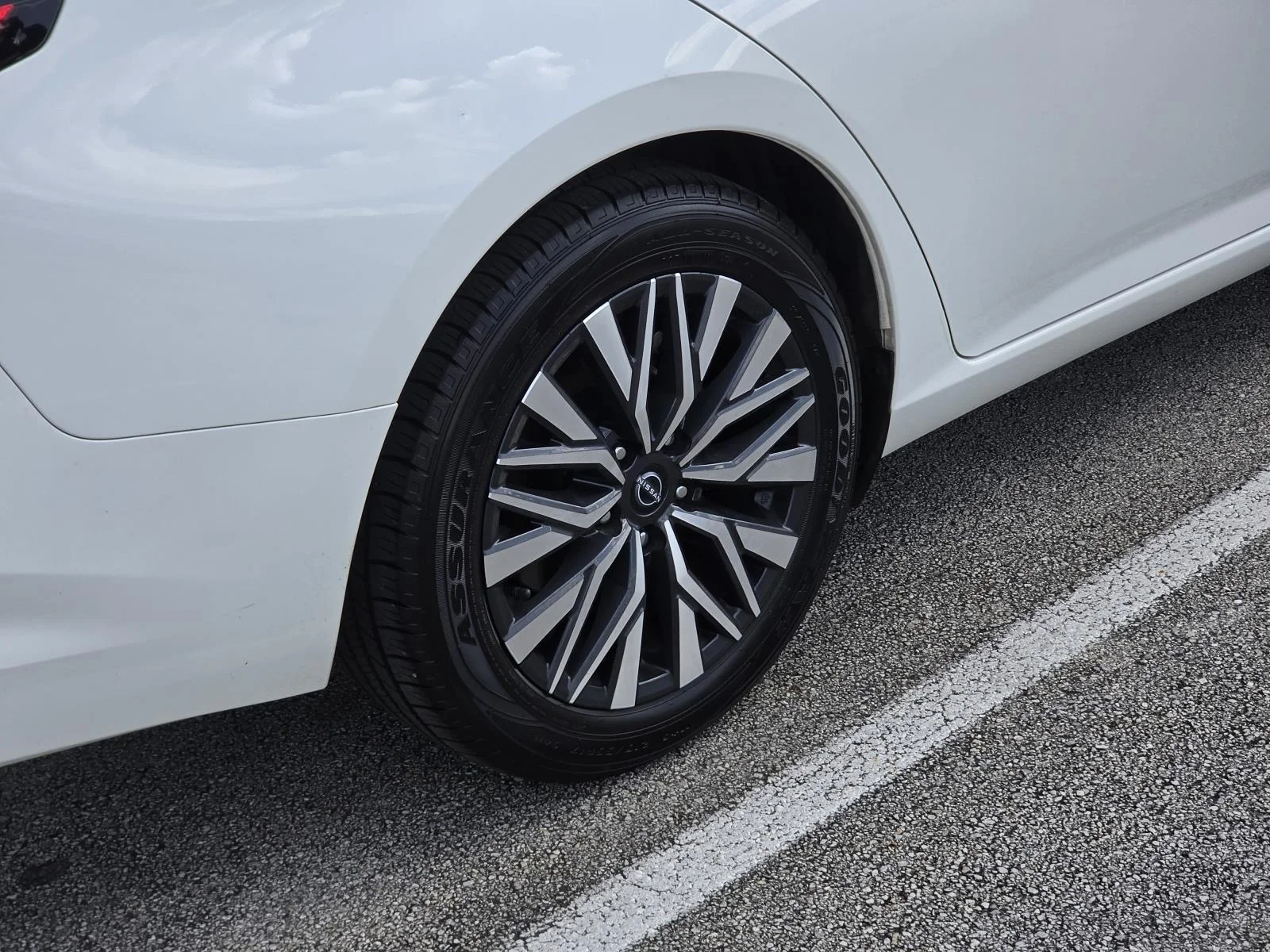 Used 2024 White Nissan 2.5 SV Sedan image 8