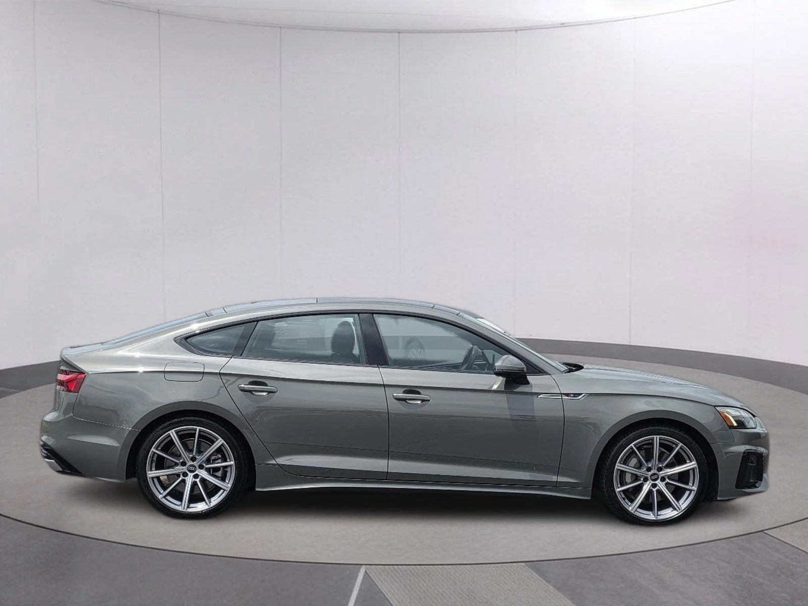Used 2025  Audi S line Premium image 4