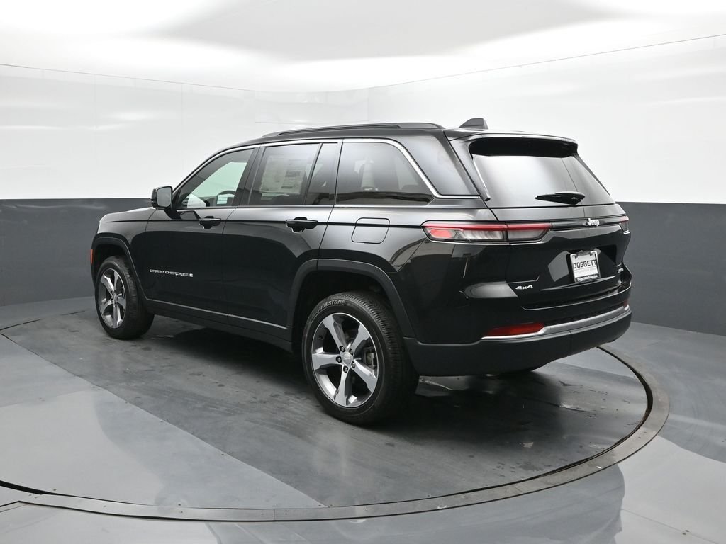 New 2026 Diamond Black Crystal Pearlcoat Jeep Limited image 5
