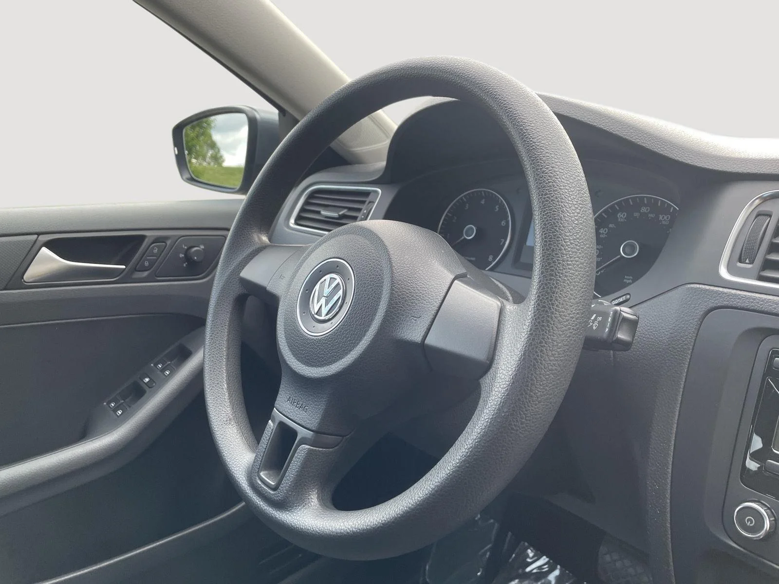Used 2014 Platinum Gray Metallic Volkswagen SE image 6