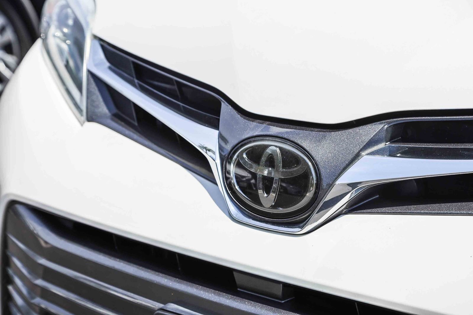 Certified Used 2020 Blizzard Pearl Toyota Limited image 11