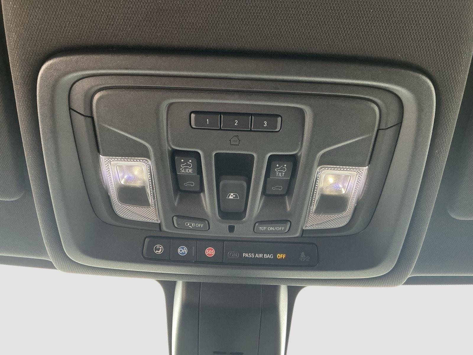 Used 2022 Iridescent Pearl Tricoat Chevrolet High Country image 16