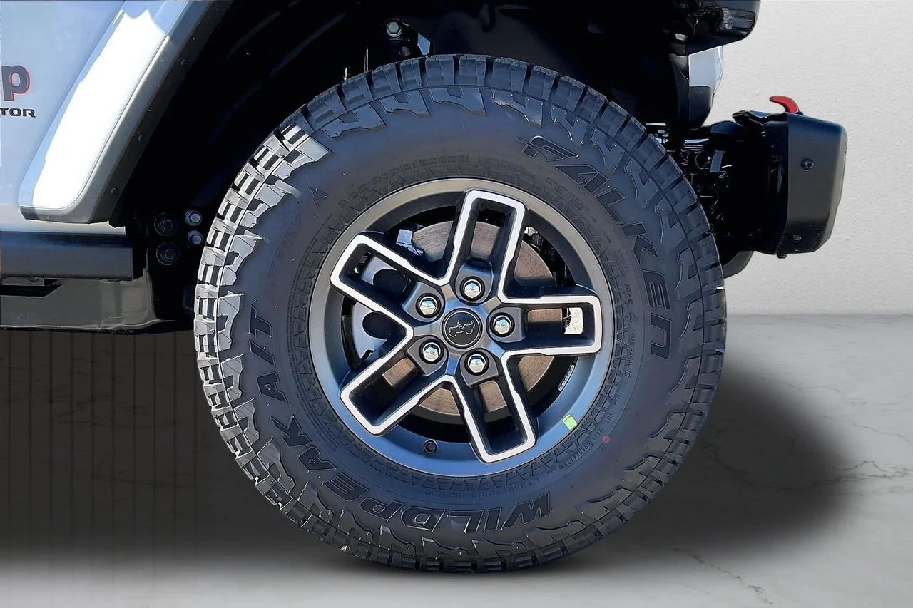 New 2026 Bright White Clear-Coat Exterior Paint Jeep Mojave X image 33