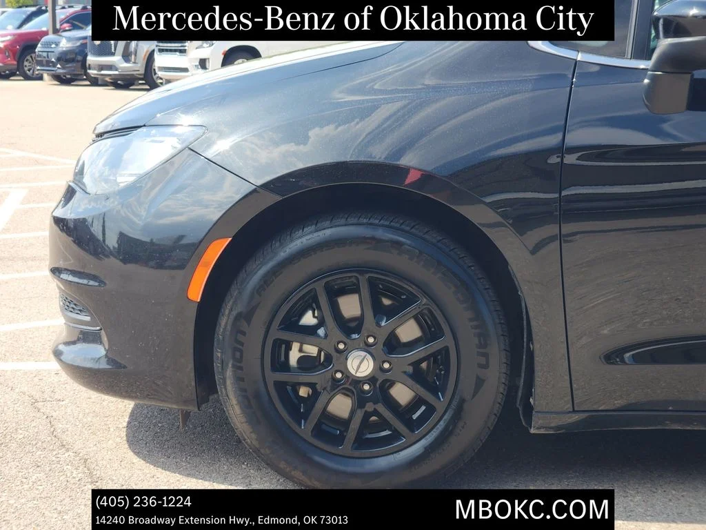 Used 2022 Brilliant Black Crystal Pearlcoat Chrysler LX image 6