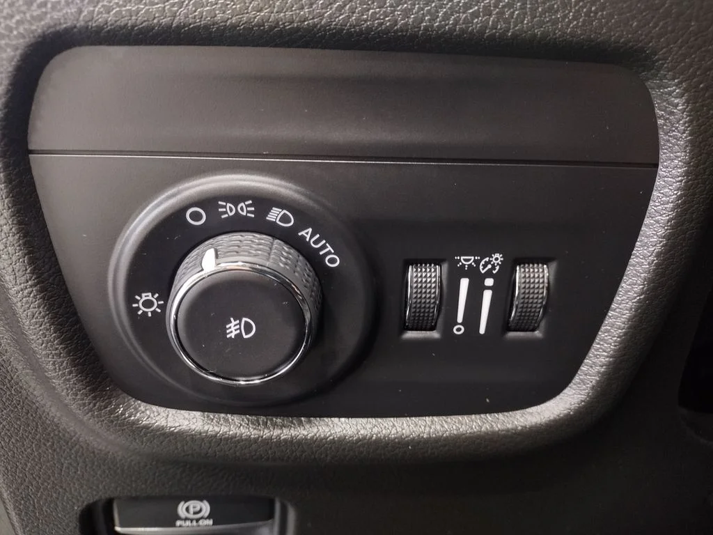 Used 2021 Silver Jeep Limited image 31