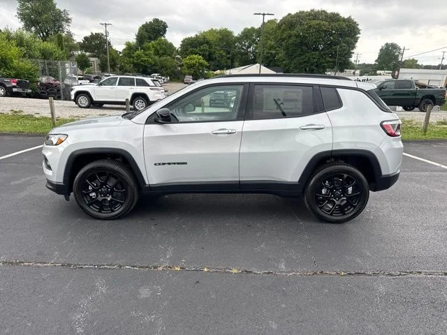 New 2026 Silver Zynith Metallic Clearcoat Jeep Latitude image 4