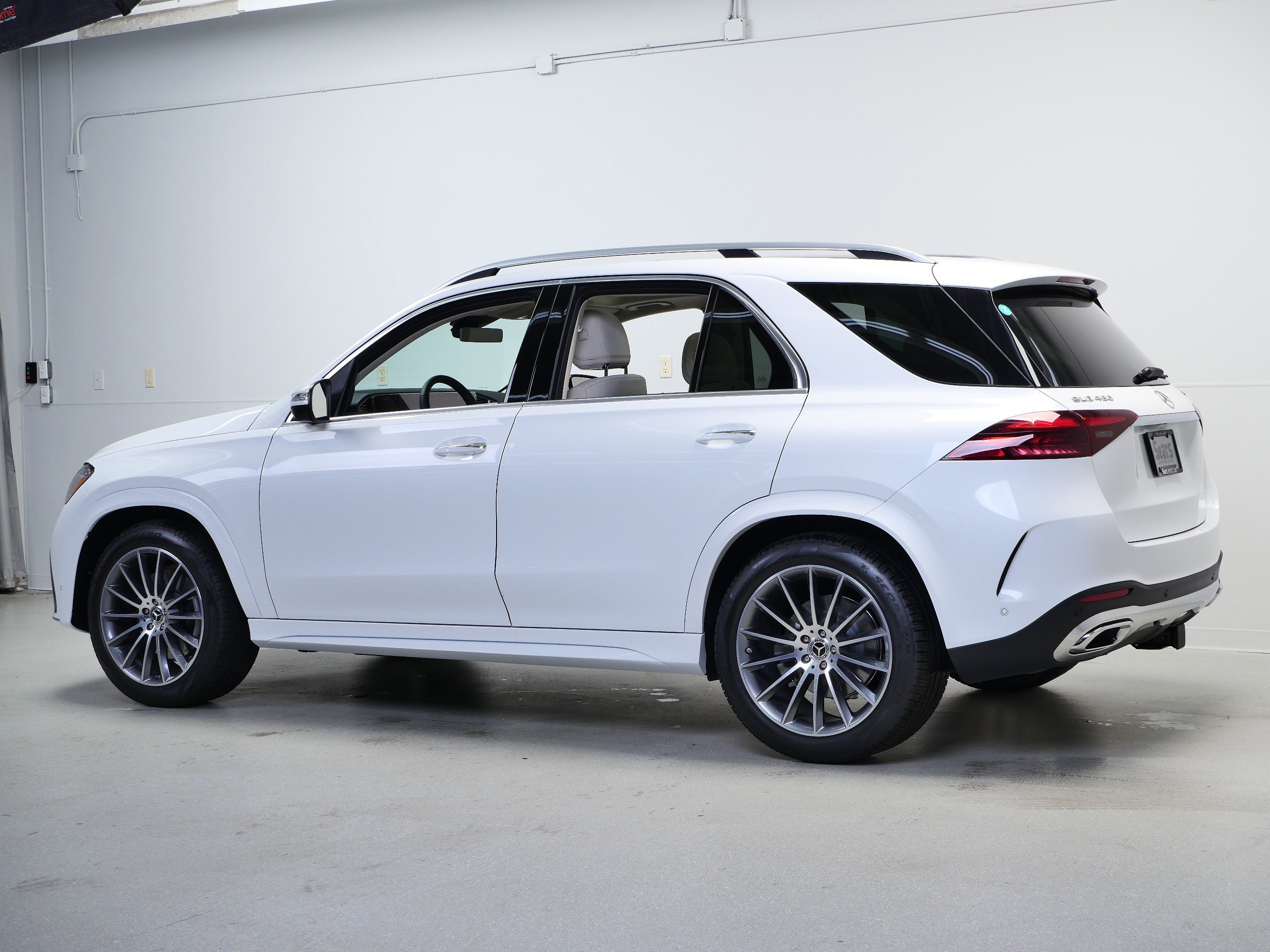 New 2026 MANUFAKTUR Moonlight White Metallic Mercedes-Benz GLE 450 image 6