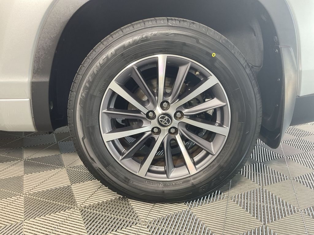 Used 2017 Silver Toyota XLE image 29