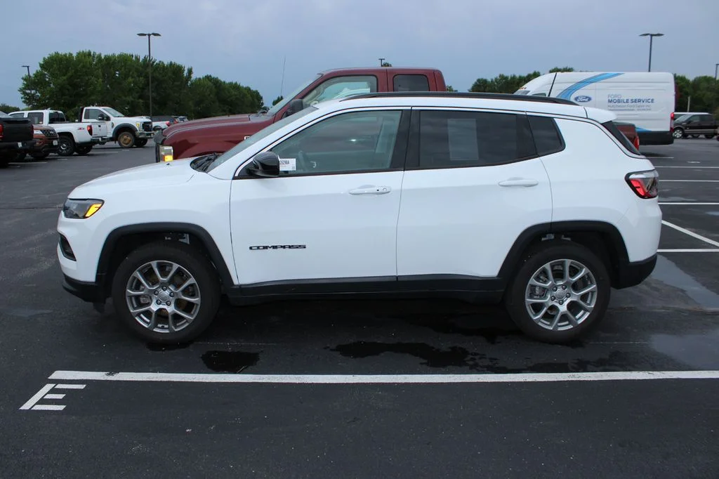 Used 2022 White Jeep Latitude Lux image 8