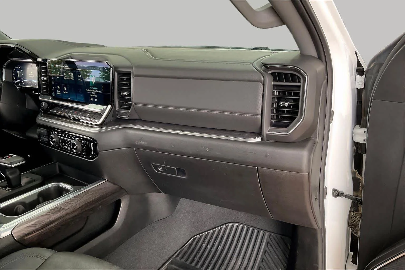 Used 2025 Summit White Chevrolet LTZ image 15