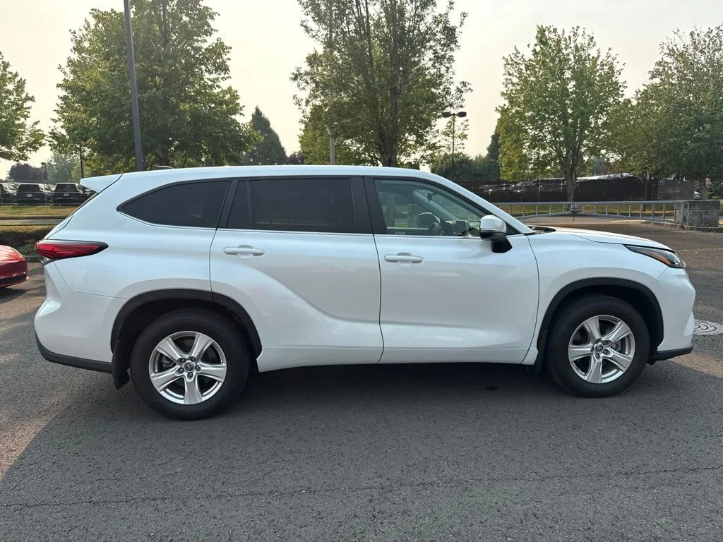 Used 2023 Pearl Toyota L image 8