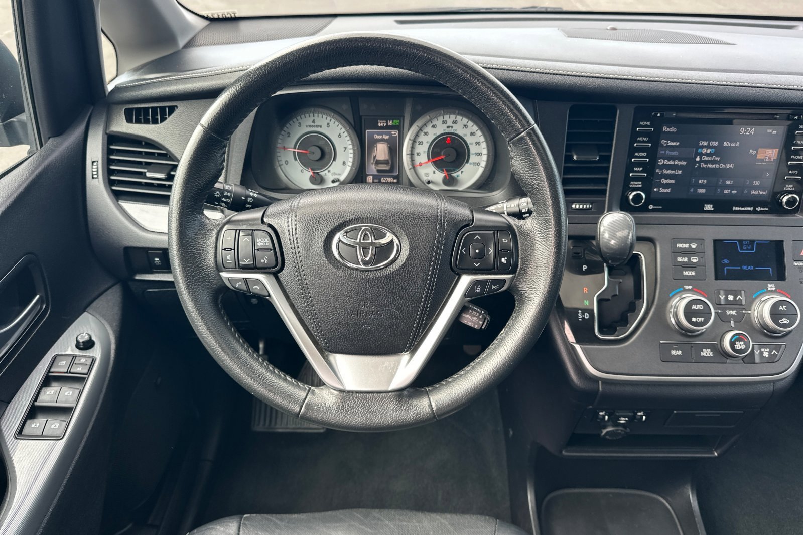 2020 Toyota Sienna SE - Photo 14