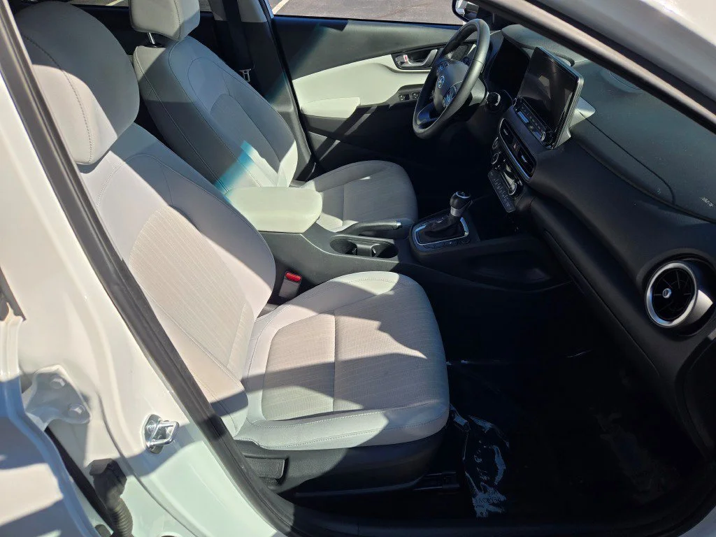 Used 2023 White Hyundai SEL image 5