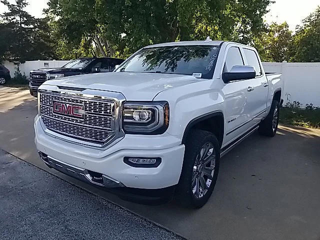 Used 2018 WHITE FROST TRICOAT GMC Denali image 15