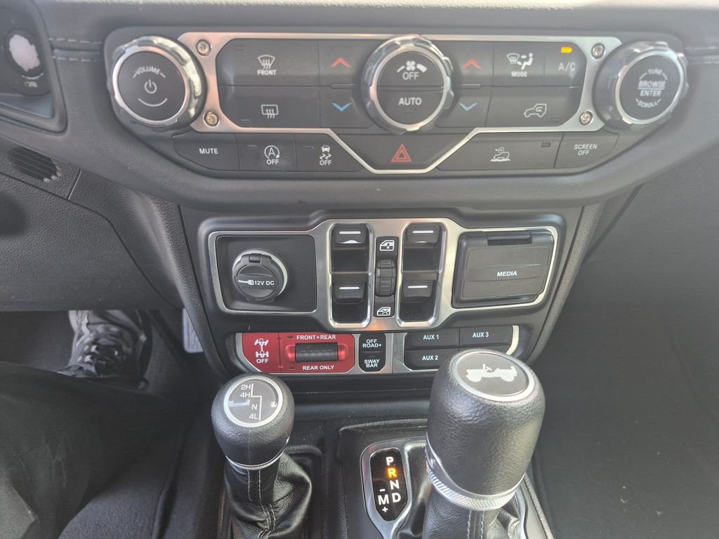 Used 2024 White/off-white Jeep Rubicon image 13