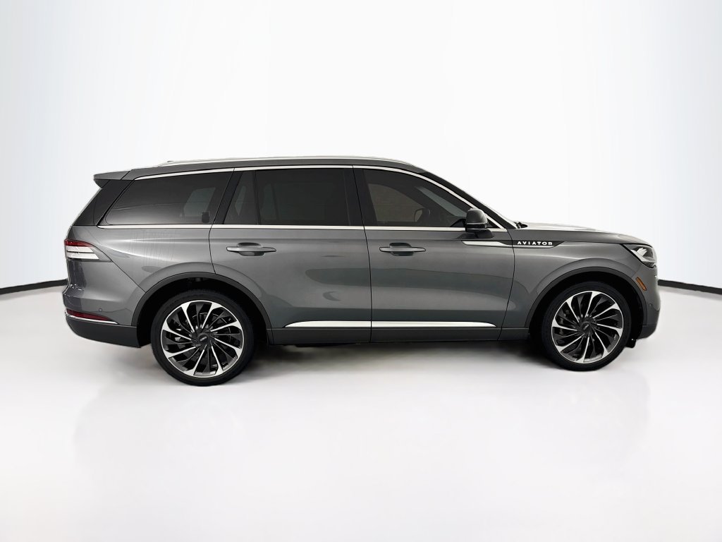 Used 2022 Gray Lincoln Reserve image 4