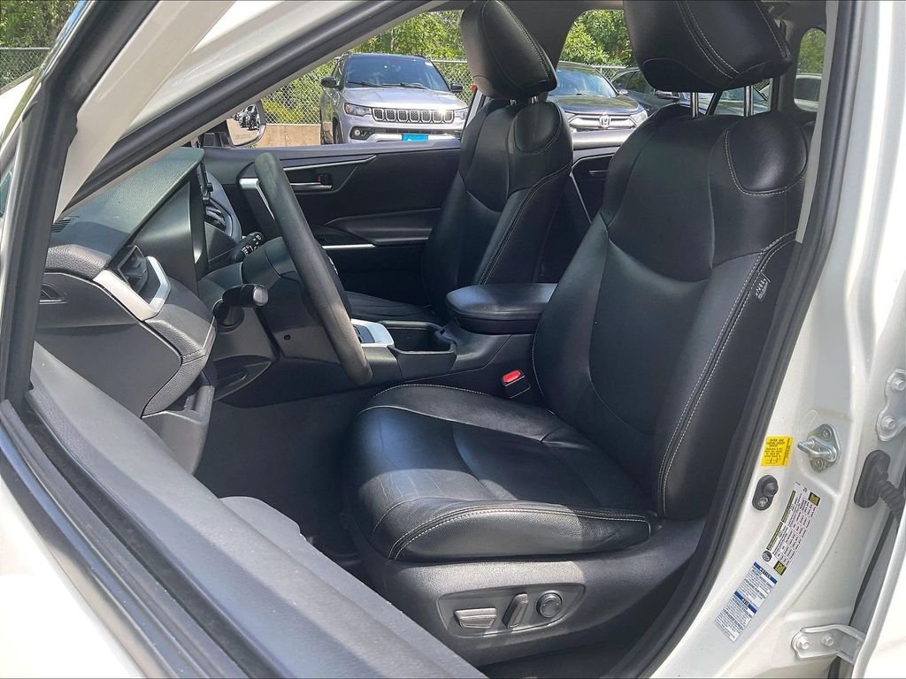 Used 2022 White Toyota XLE image 10