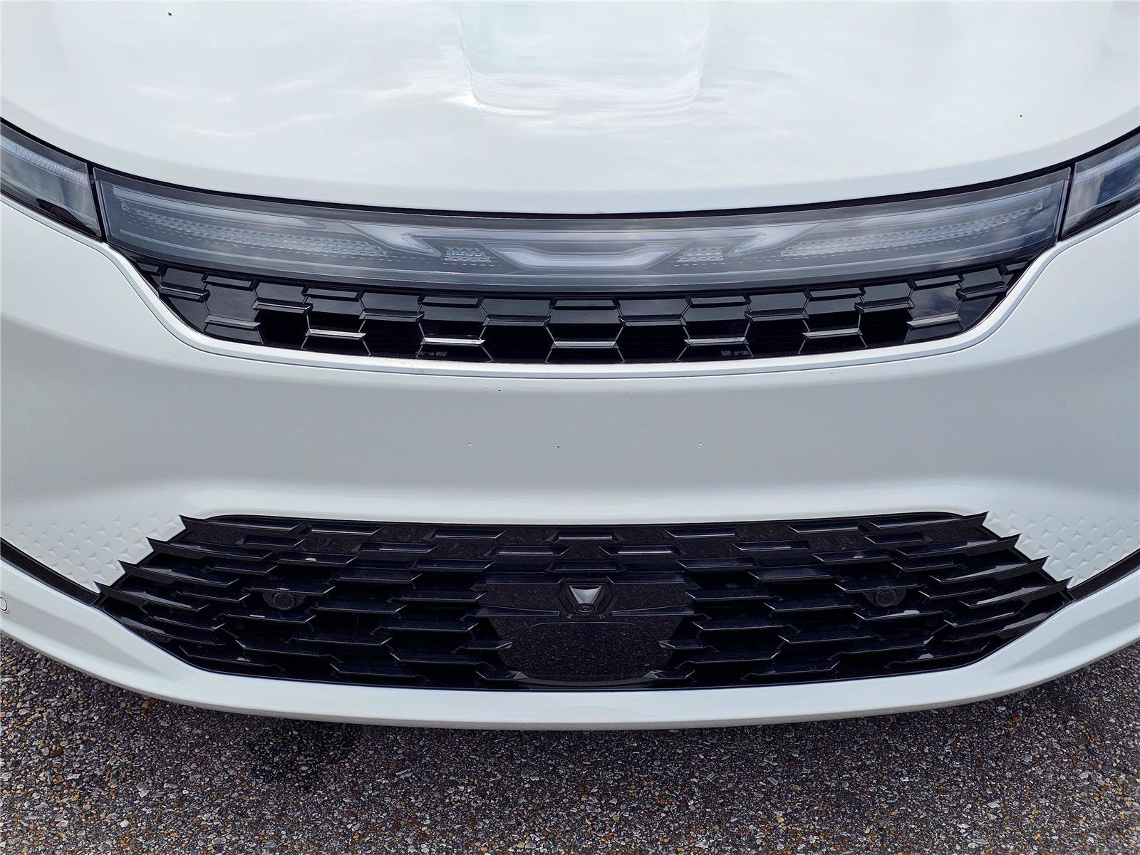 New 2027 Bright White Clearcoat Chrysler Select image 3