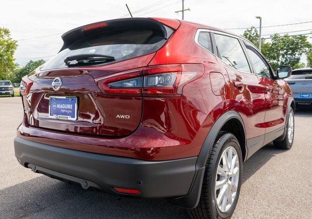 Used 2022 Red Nissan S image 6