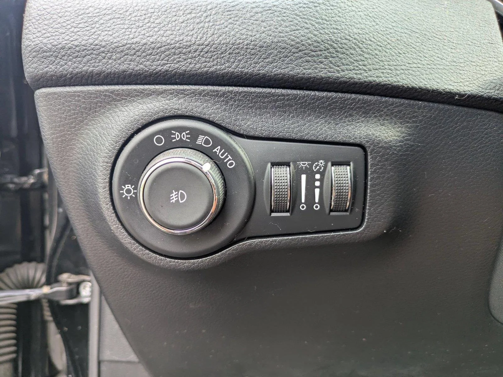 Used 2020 Diamond Black Crystal Pearlcoat Jeep Altitude image 4