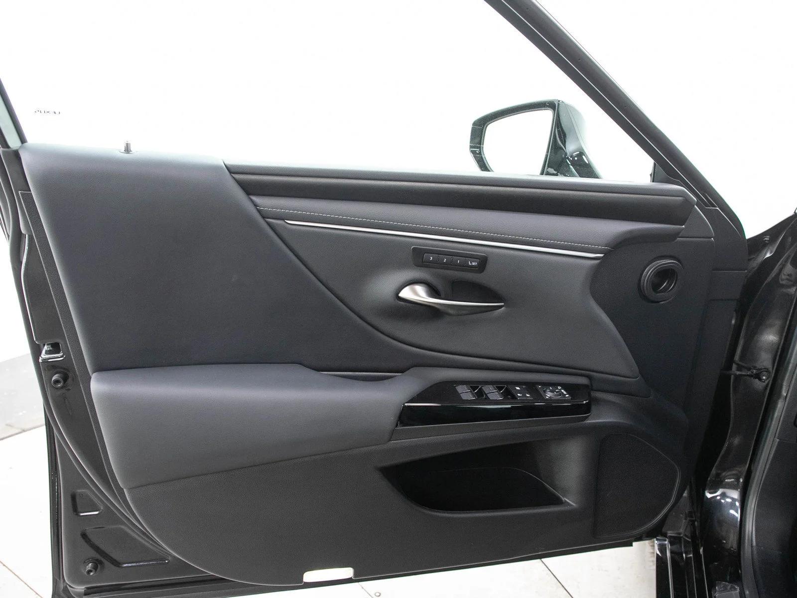 Used 2025 Black Lexus ES 300h F Sport Handling image 19