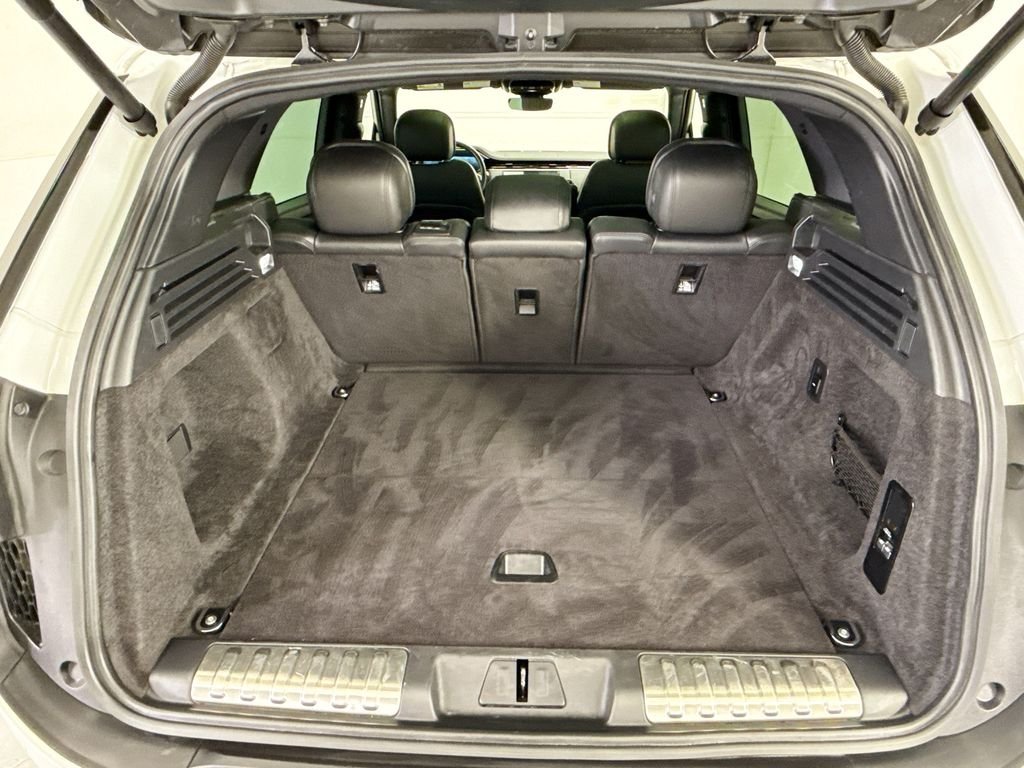 Used 2024 Fuji White Land Rover Dynamic SE image 27