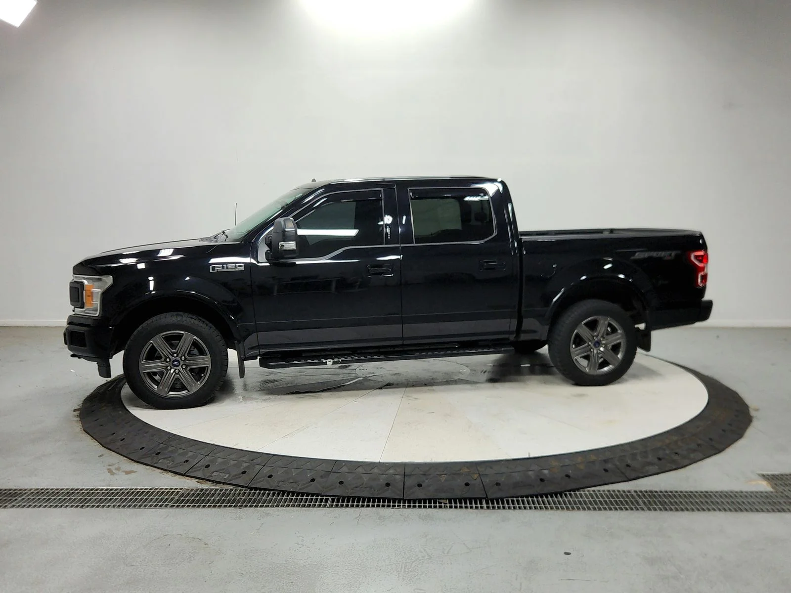 Used 2020 Black Ford XLT image 4