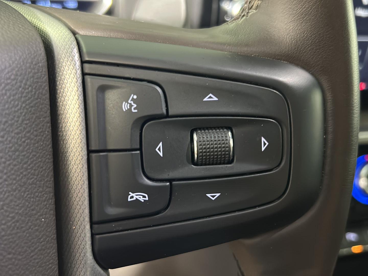 Used 2024 White Frost Tricoat GMC Denali image 29