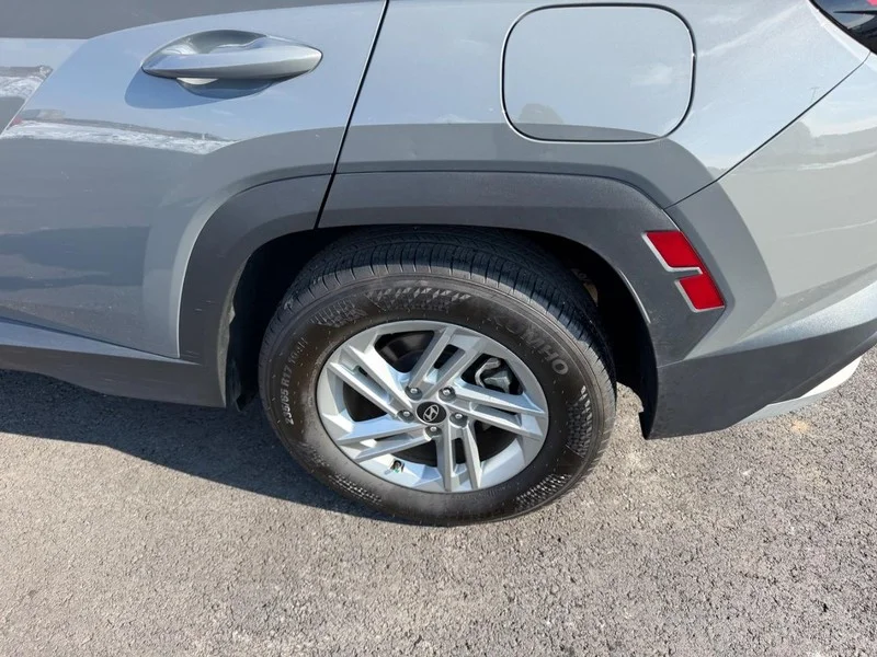 Certified Used 2025 Hampton Gray Hyundai SE image 8