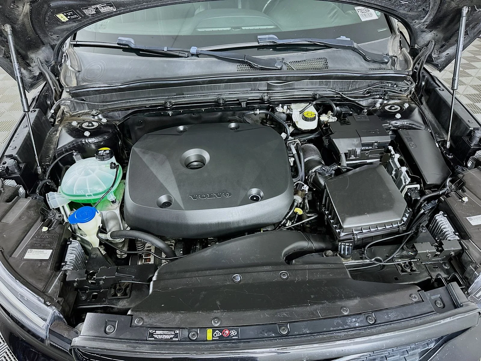 Used 2021 Black Volvo R-Design image 31