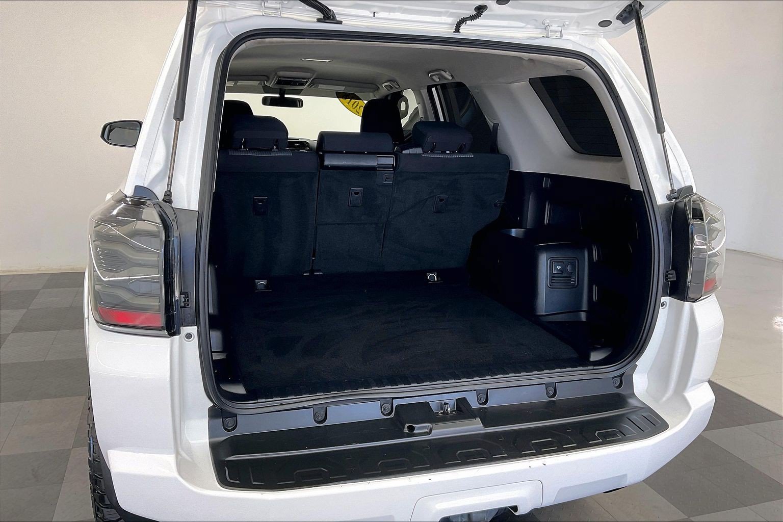 Used 2018 Super White Toyota SR5 image 28