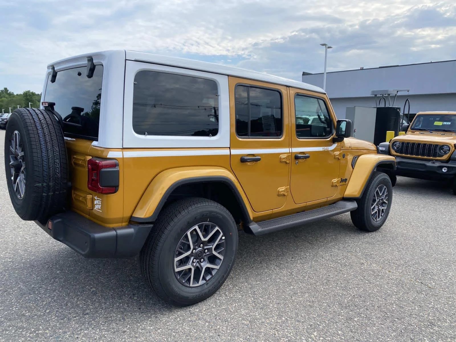 New 2026 Goldilocks Jeep Sahara image 3