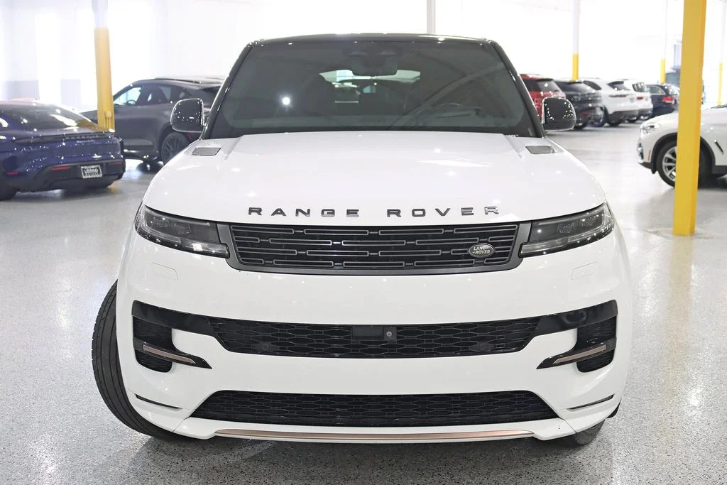 Used 2024  Land Rover Dynamic SE image 9