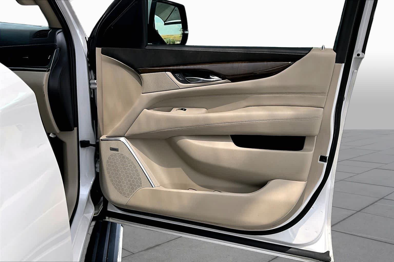 Used 2019 Crystal White Tricoat Cadillac Premium Luxury image 23