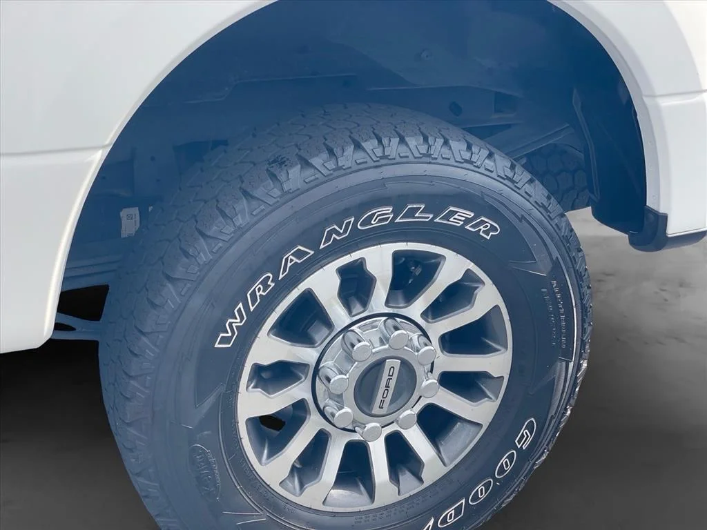 Used 2022 Star White Metallic Tri-Coat Ford LARIAT image 31