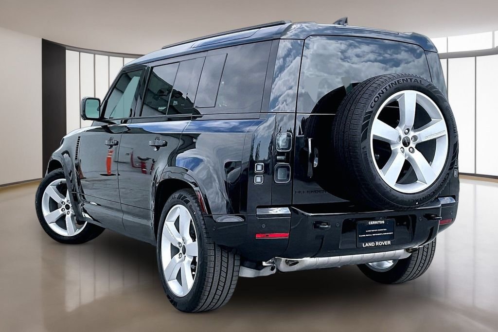 New 2026 SANTORINI BLACK Land Rover X-Dynamic SE image 3