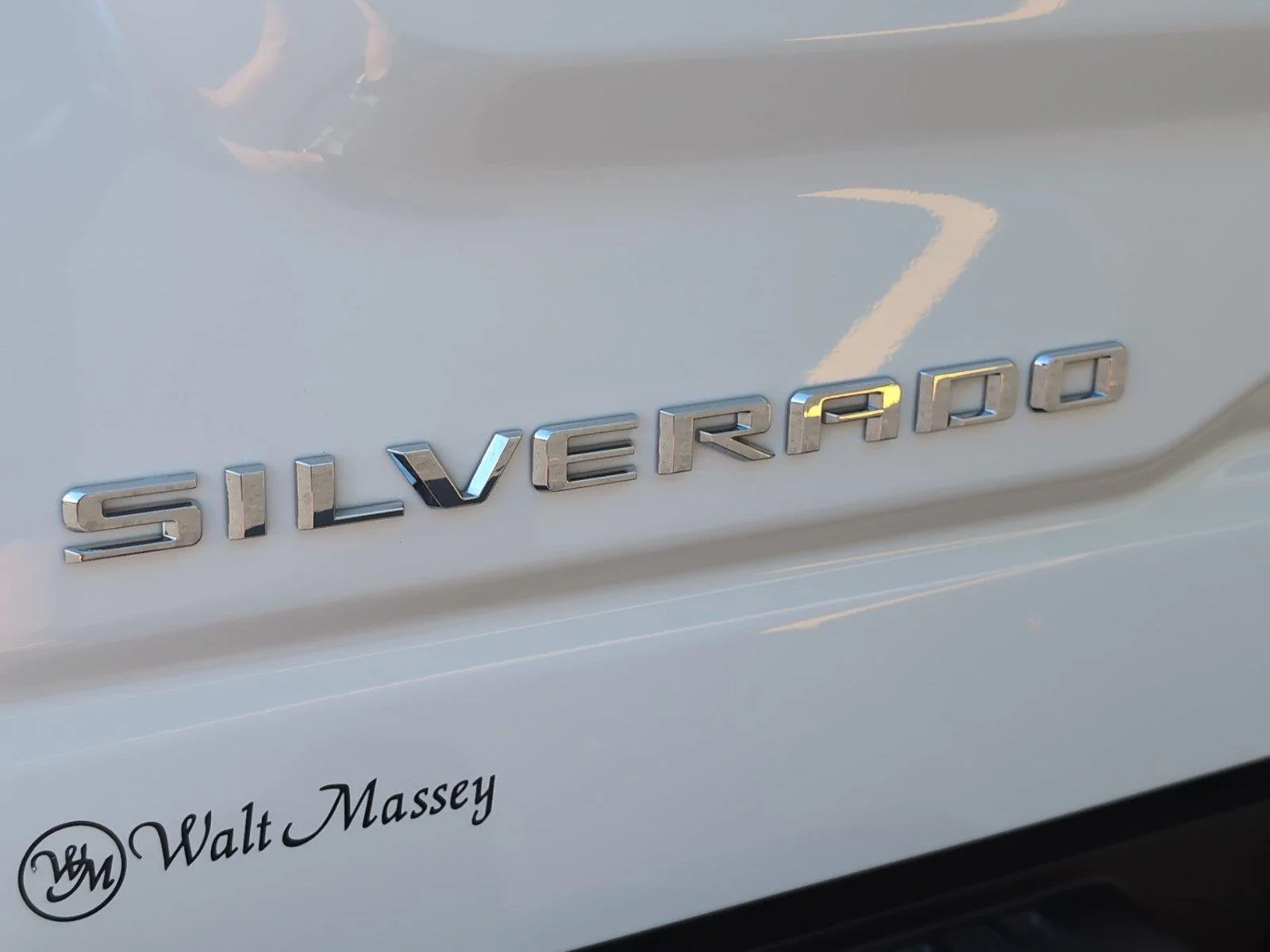 Used 2025 Summit White Chevrolet LTZ image 9