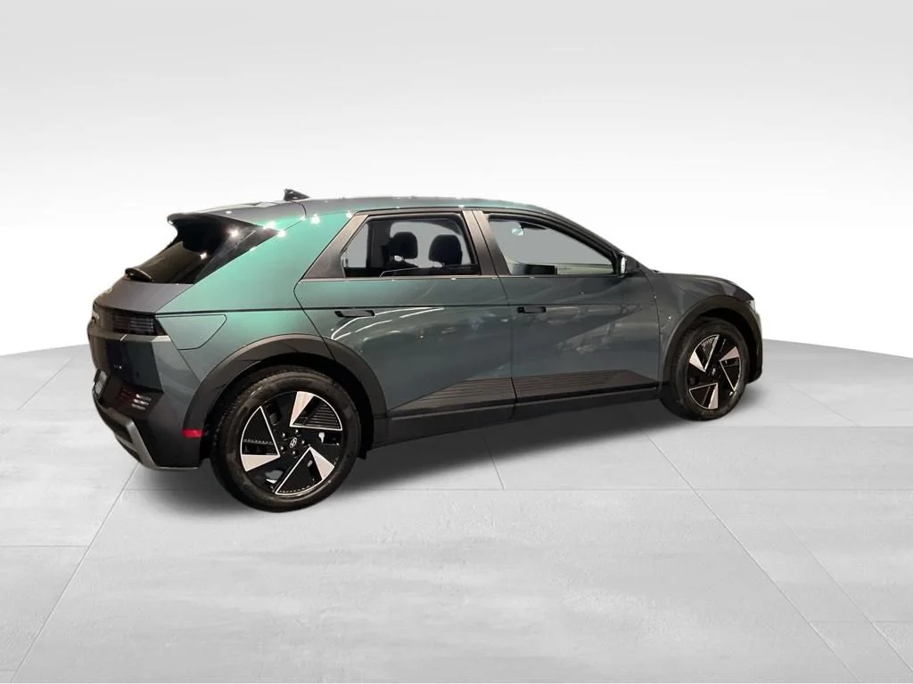 New 2027 Green Hyundai SE image 5