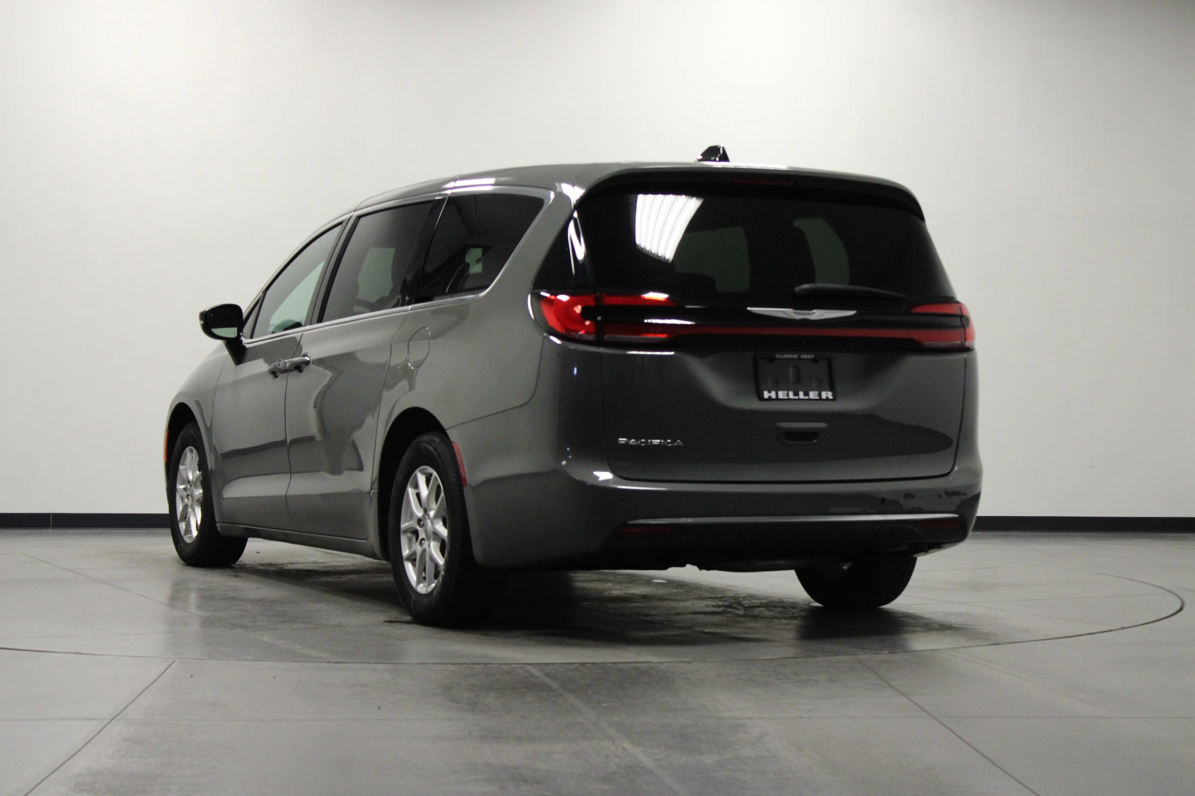 Used 2025 Ceramic Gray Clearcoat Chrysler Select image 6