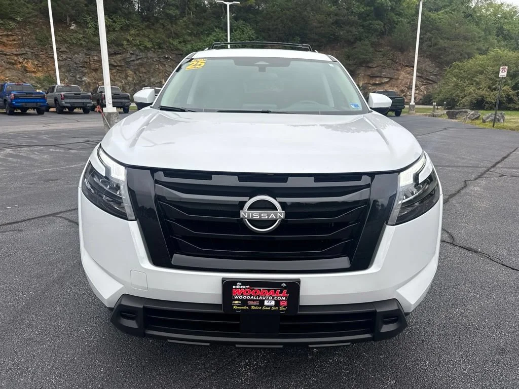 Used 2025 Everest White Nissan SV image 2