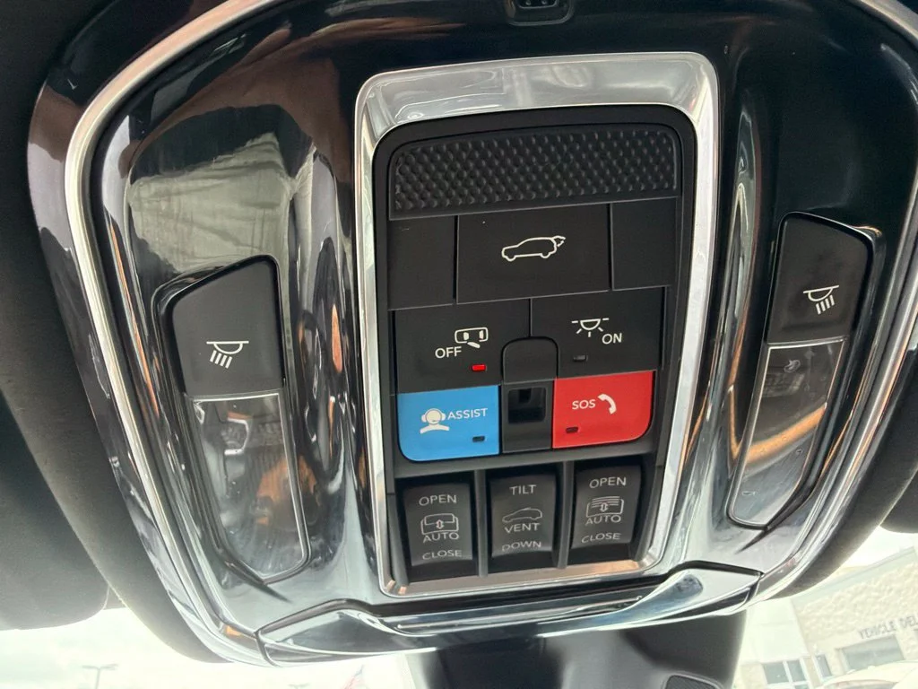Used 2022 Bright White Clearcoat Jeep Summit Reserve image 22