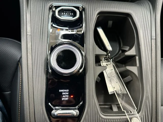 New 2026 Diamond Black Crystal Pearlcoat Jeep Laredo image 22