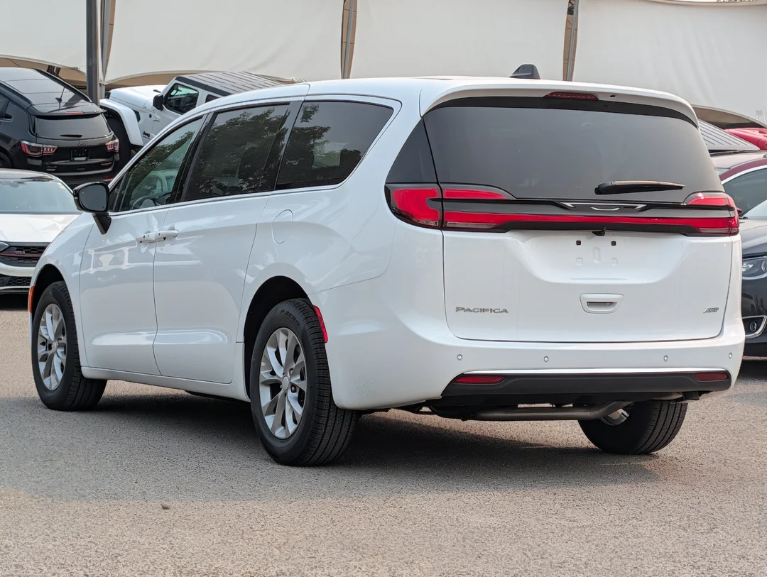 New 2027 White Chrysler Select - - AWD - 3.6L Pentastar VVT V6 - Safety Sphere Pkg w/ 360 Cam - Stow n Go Seats & More! image 6
