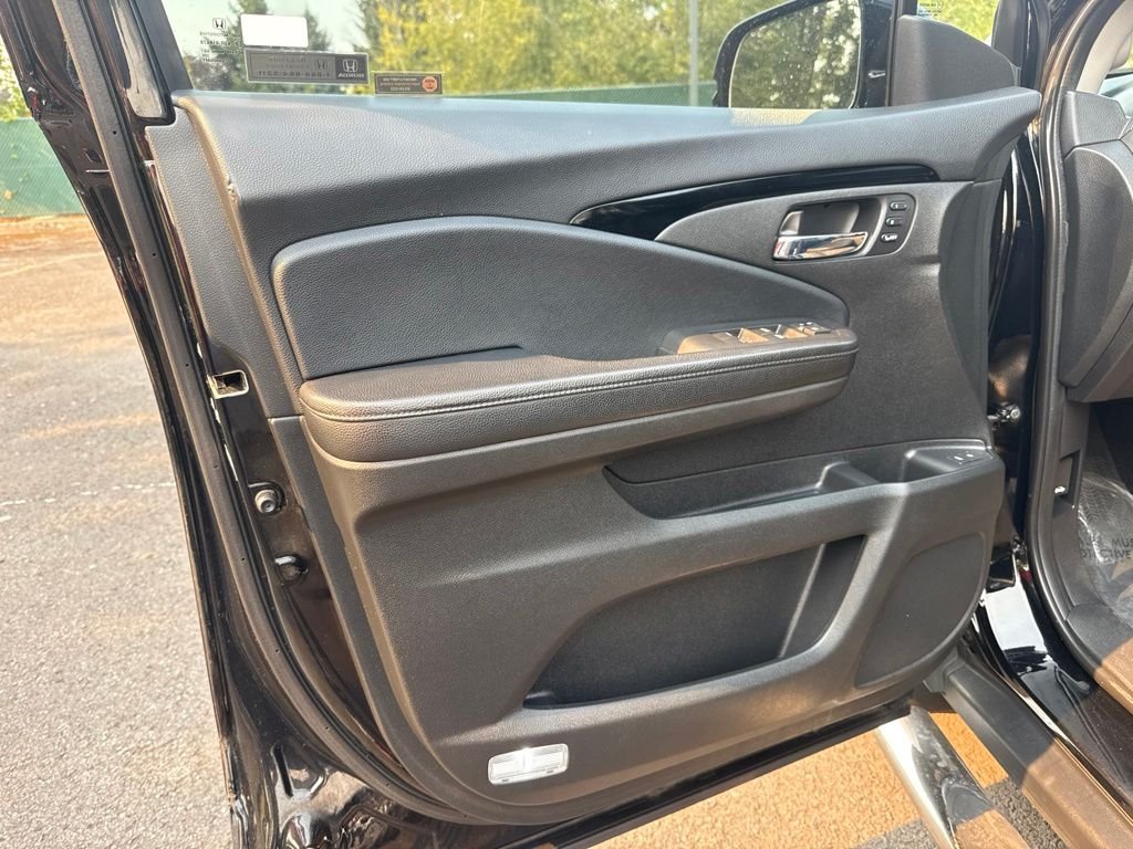 Used 2017 Crystal Black Pearl Honda Touring image 18