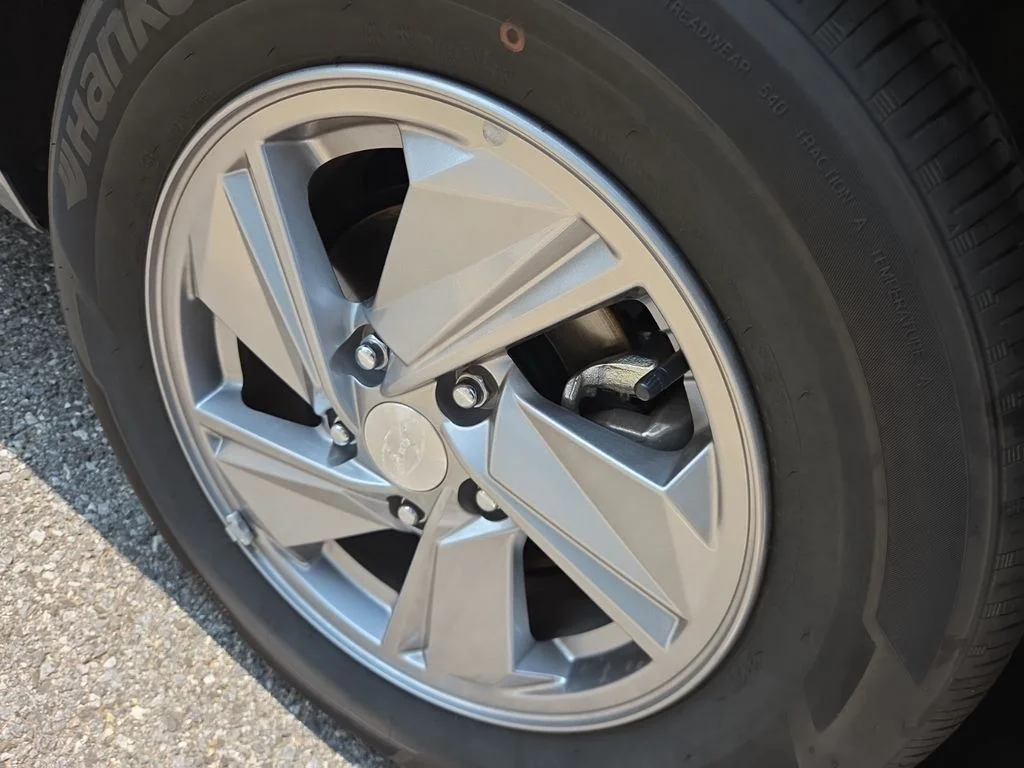 Used 2025  Hyundai SE image 24